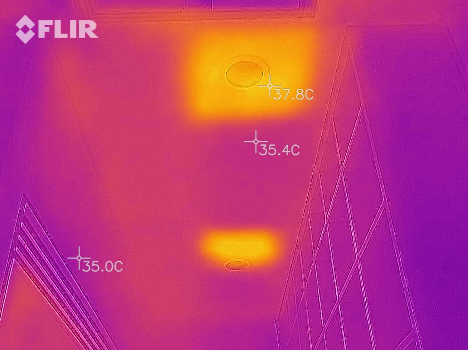 赤外線カメラで天井の温度の確認